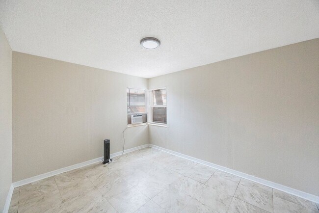 Building Photo - 1116 Upton Ct S