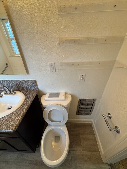 Building Photo - 5767 San Vicente Blvd