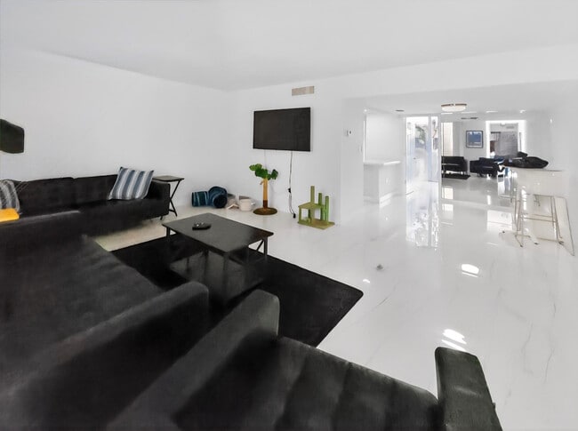 Building Photo - 8401 W Sample Rd