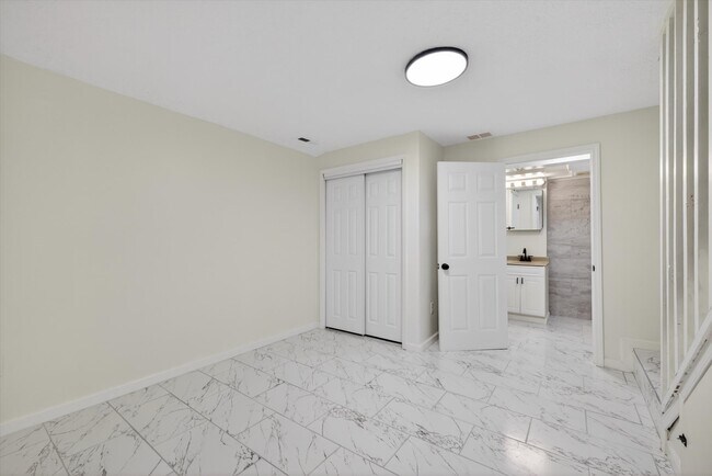 Building Photo - 599 E Graham Pl