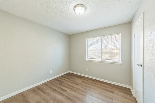 Building Photo - Charming & Spacious Home in La Porte!