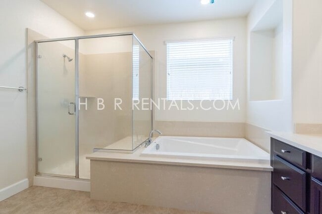 Building Photo - Spacious Elegance: 4-Bedroom with 3.5 Baths in Manteca