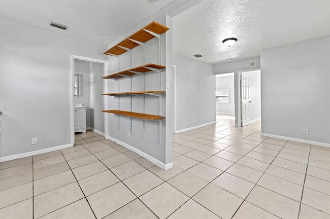 Building Photo - 515 Putnam Rd