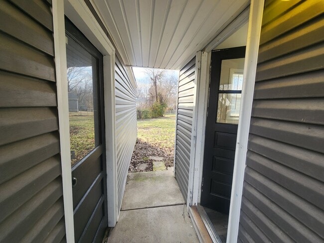 Building Photo - Updated 3 bedroom 1.5 bath home in Valley Station with a garage!