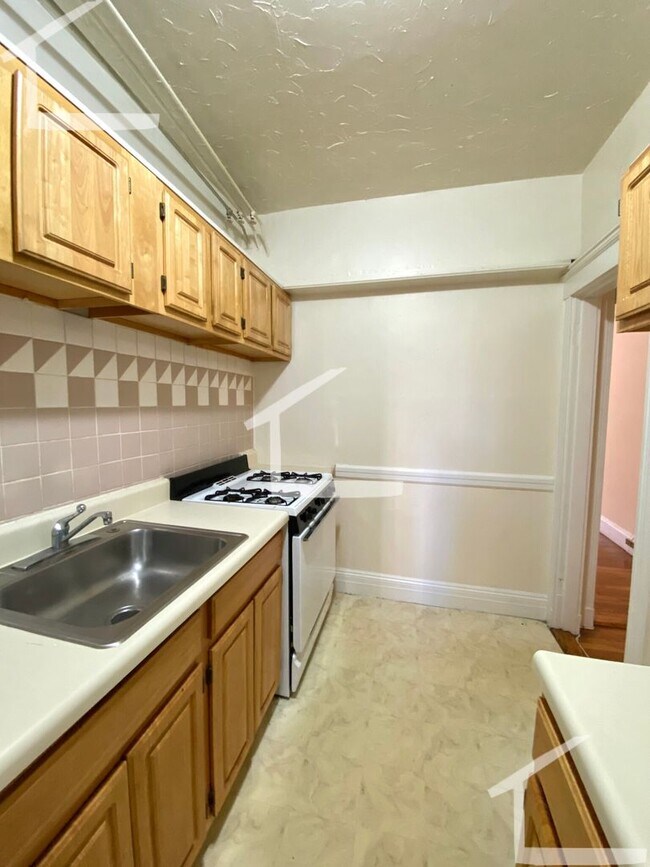 Building Photo - Large 2 Bed Available NOW!!!