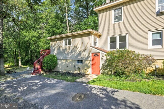 Building Photo - 208 Hartford Rd