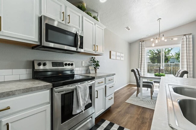 Building Photo - 10569 Cool Springs St