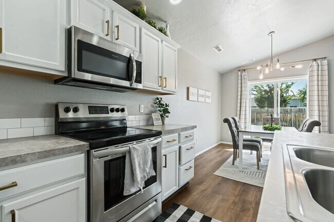 Building Photo - 17541 Mountain Springs Ave