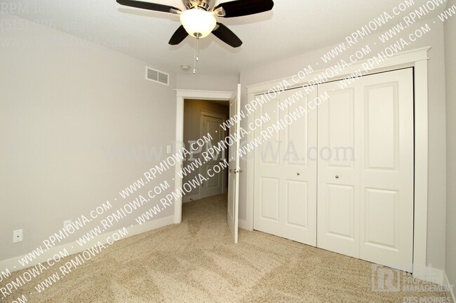 Building Photo - 3600 SE Glenstone Dr