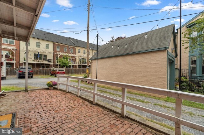 Building Photo - 15 E 4th St