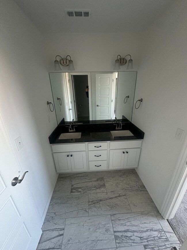 Building Photo - 1021 Lakeview Dr