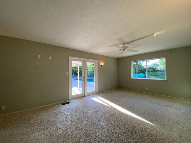 Building Photo - 1217 W Tenaya Way