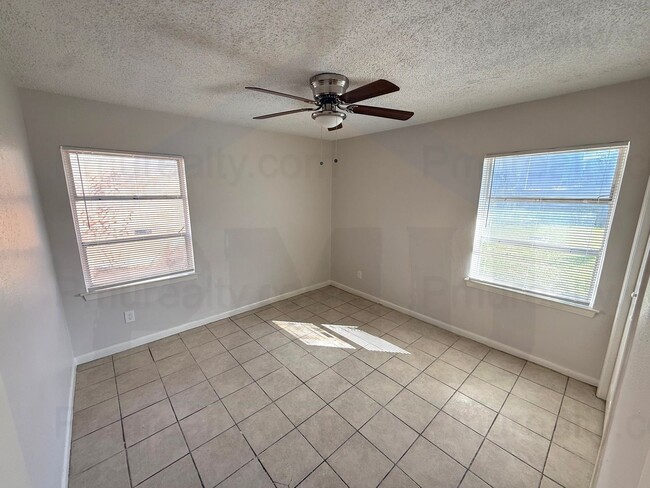 Building Photo - AVAILABLE NOW!!! Classic Red-Brick 4-Bed, 1-Bath Home (Near I35!)