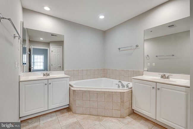 Building Photo - 8872 Ashgrove House Ln