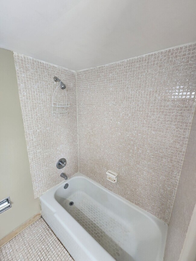 Building Photo - Large  1BR/1.5BA. No minimum Credit Score required!