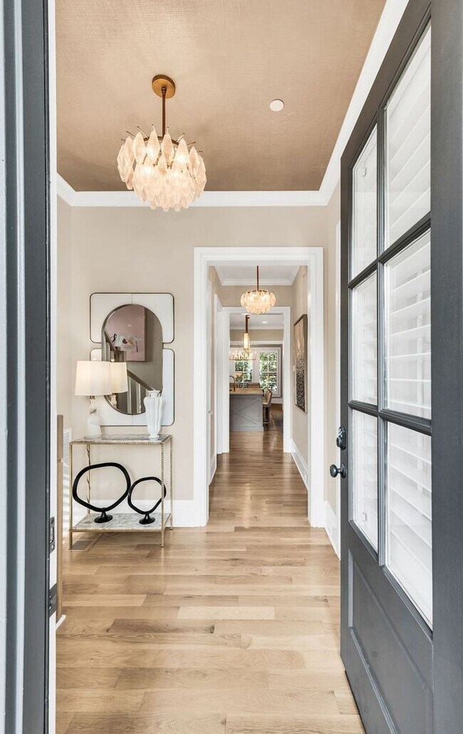 Building Photo - Franklin Gem Walking Distance to Downtown!