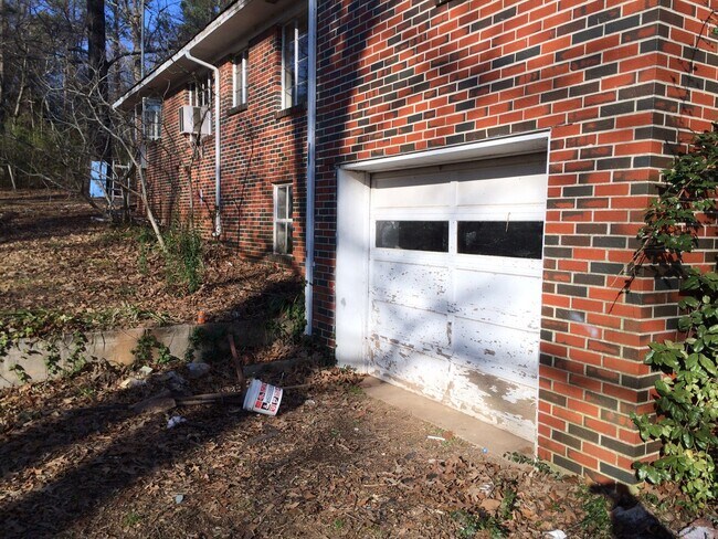 Building Photo - 2716 Wood Dr NE