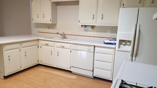 Building Photo - 3 bedroom 1 and 3/4 bathroom