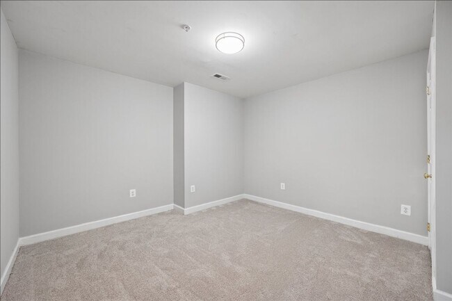 Building Photo - 1004 Collindale Ave