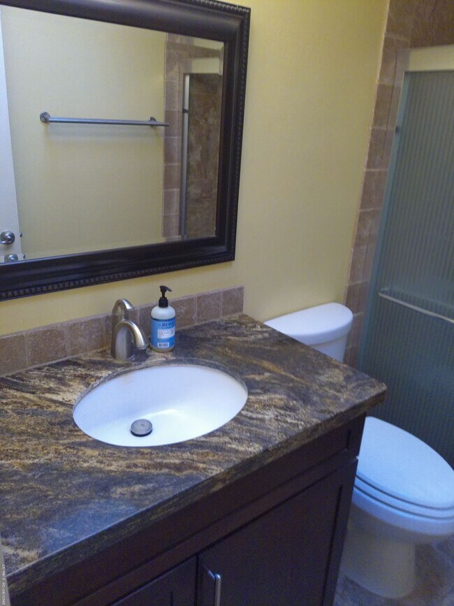 Building Photo - Charming Golf Course Condo for Rent – Residential Estates