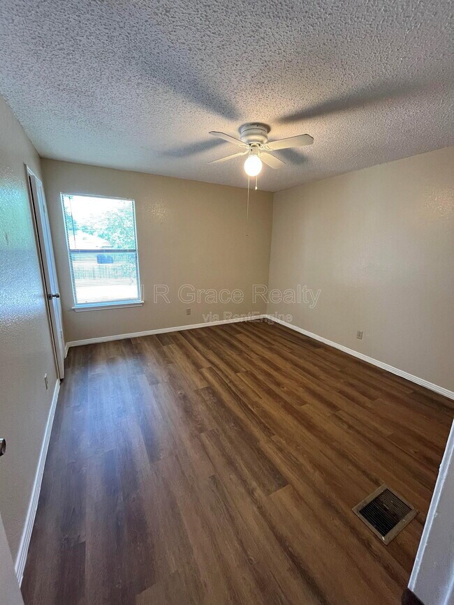 Building Photo - 5911 Shadydell Dr