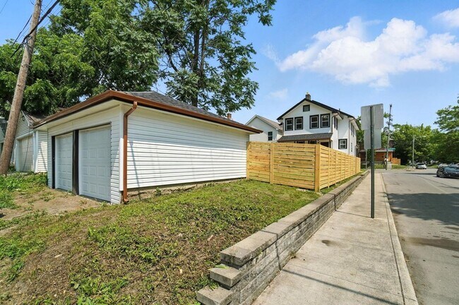 Building Photo - 887-889 E Livingston Ave