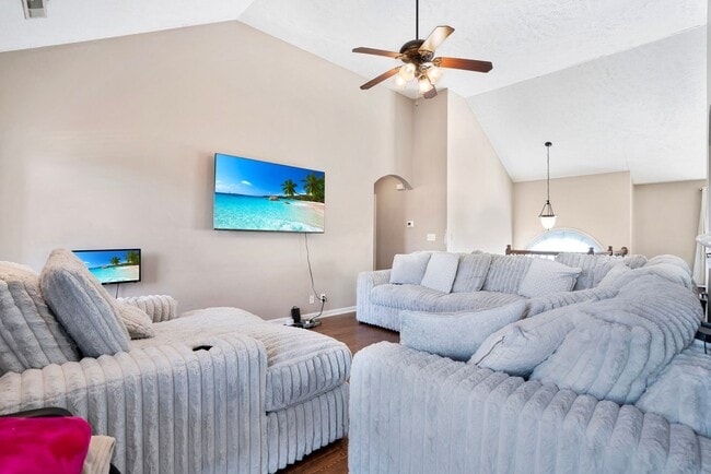 Building Photo - Welcome to Chinook Haven – Your Spacious R...