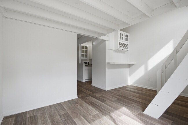 Building Photo - 1108 W McCarty Ln
