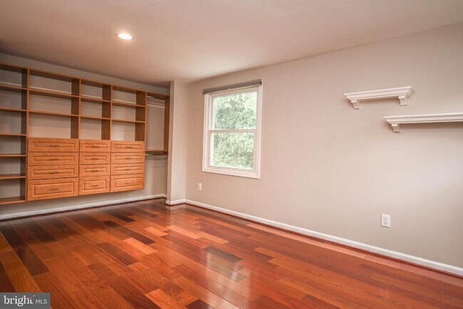 Building Photo - 9627 Locust Hill Dr