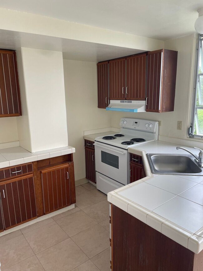 Building Photo - 2BR/2BA with lanai and spectacular ocean v...