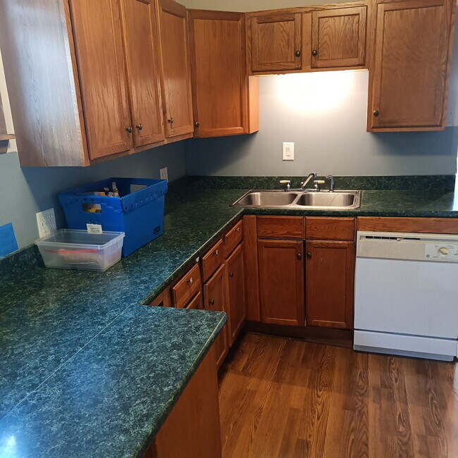 Building Photo - 1440 W Barry Ave