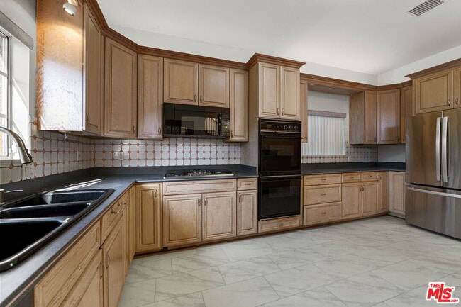 Building Photo - 2823 Coolidge Ave