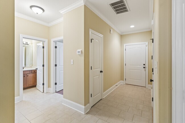 Building Photo - 1624 Brook Hollow Dr