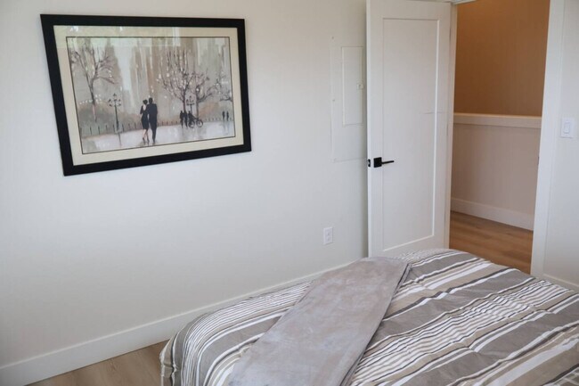 Building Photo - 204 E 35th St