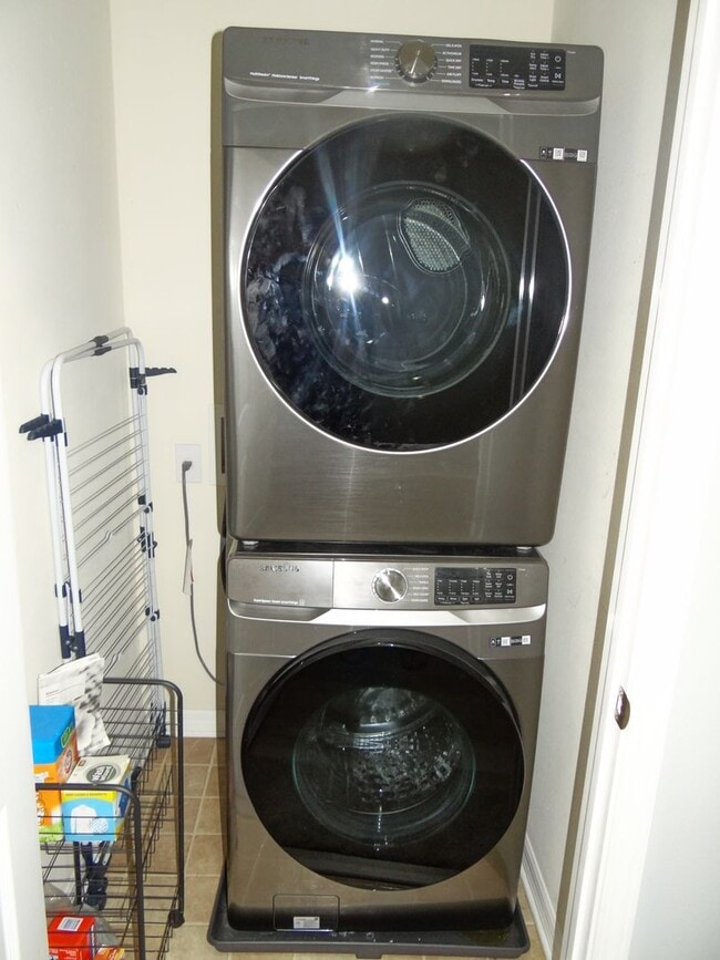 Building Photo - 2 bed/2.5 bath townhouse - 50% off 1st mon...
