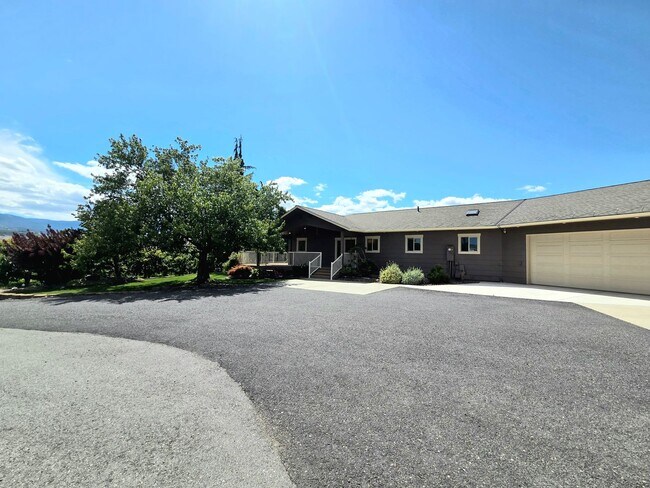 Building Photo - Massive House for Rent on a Cherry Orchard! Rental Options as a 4-bed or as two 2-beds!