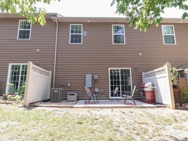 Building Photo - Beautiful 3BR TownHome