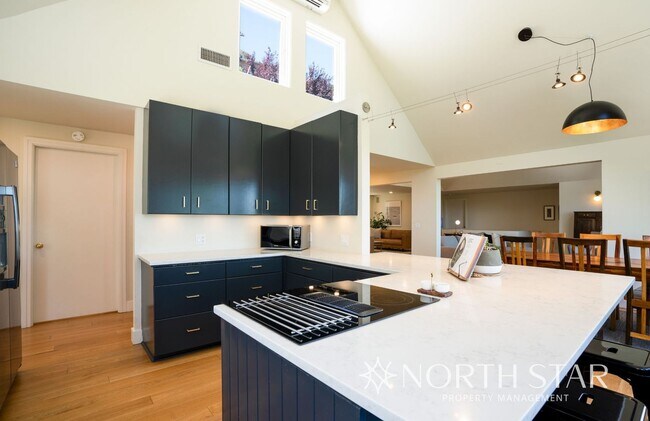 Building Photo - Stunning Views Close in NW Portland