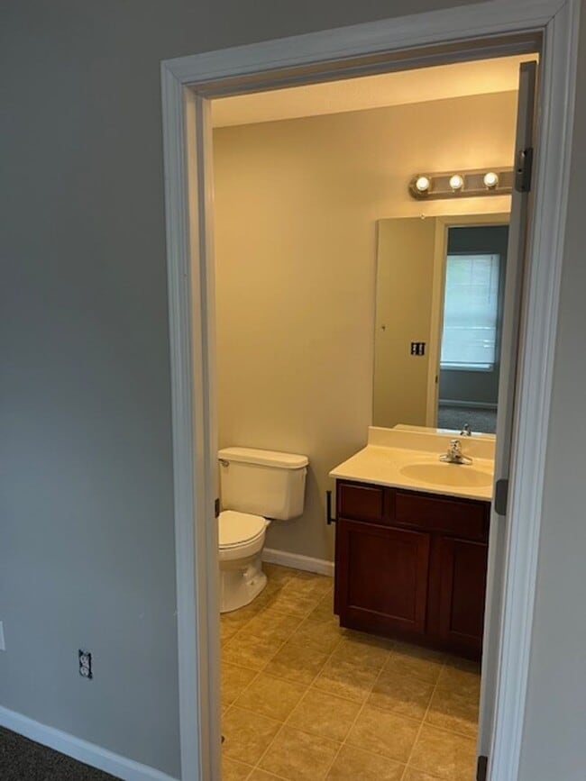 Building Photo - Spacious 2 Bed, 2.5 Bath Townhome in Peace...