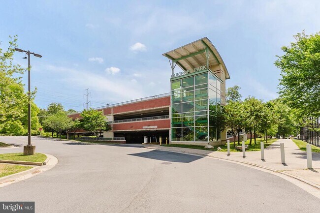 Building Photo - 2725 S Walter Reed Dr
