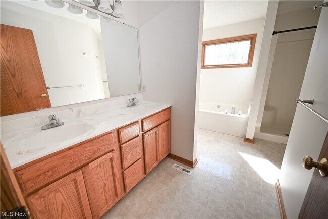 Building Photo - 320 Chadwick Dr