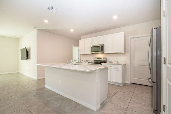 Building Photo - Spacious 5-Bed Retreat with Granite Elegance in Lakewood Ranch