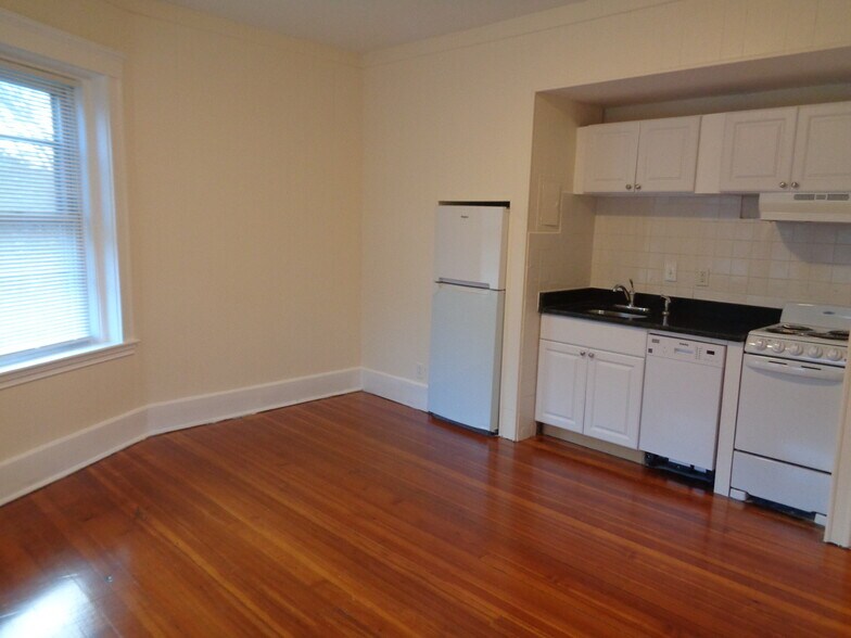 Building Photo - 553 Brookline Ave