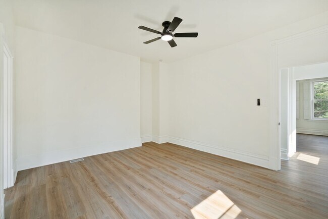 Building Photo - 3 bed 2 bath - fresh updates, central air,...