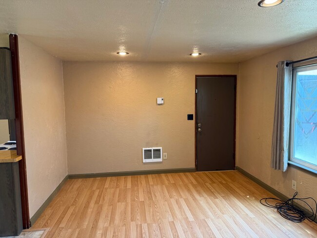 Building Photo - 1 bedroom, 1 bath duplex in Springfield!