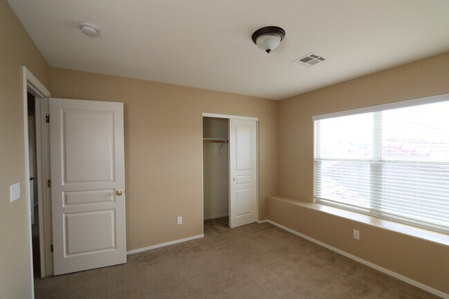 Building Photo - Beautiful Spacious 4 Bedroom Home!