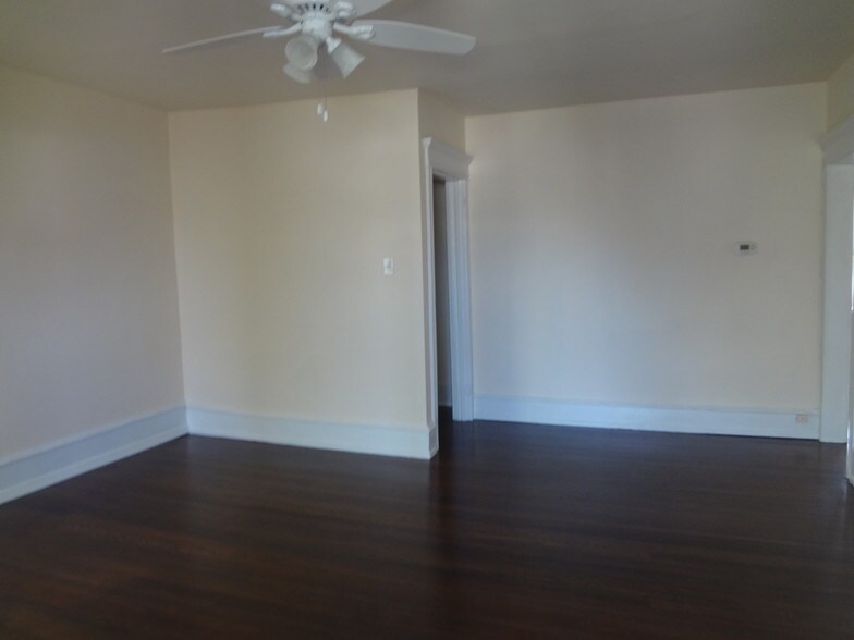 Building Photo - 2 N Austin Ave