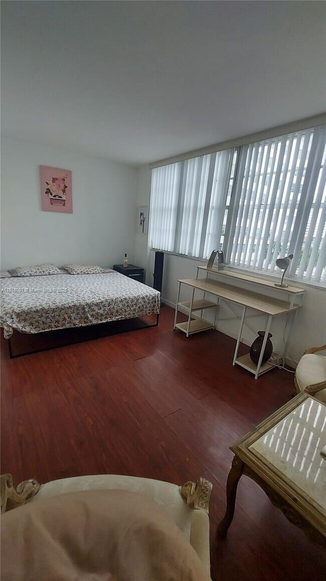 Building Photo - 825 Brickell Bay Dr