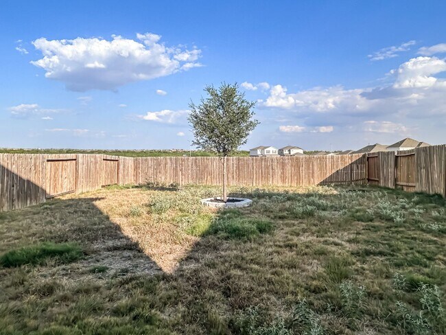 Building Photo - Beautifully Refreshed 3-Bedroom Home in De...