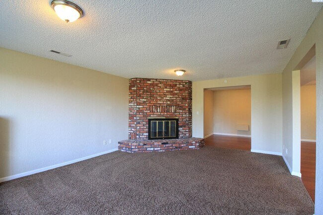 Building Photo - Large 5 Bed/3 Bath Home in Kennewick